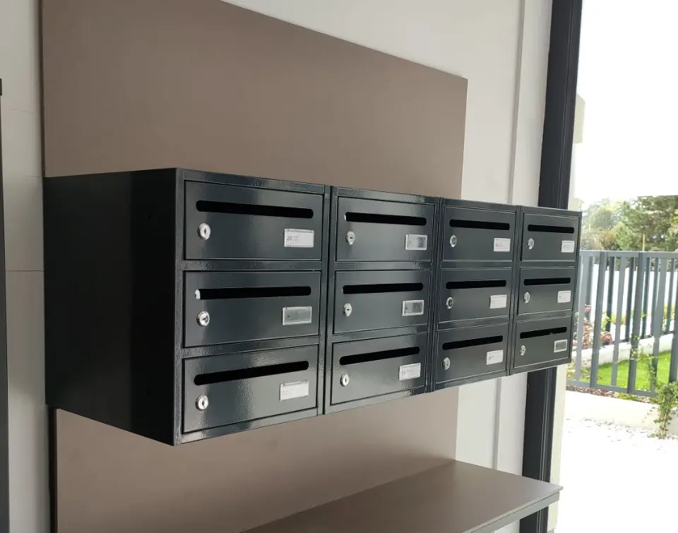 Črni modularni poštni nabiralniki